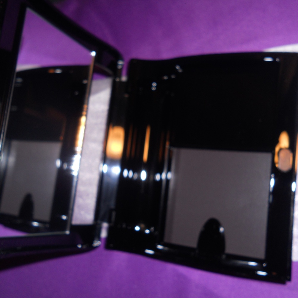 Compact (NEW) Mary Kay - Picture 3 of 3